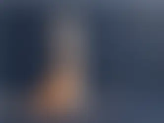 Aus losen Baustein formt sich eine schöne und elegante Büste einer Frau, die orange beleuchtet wird