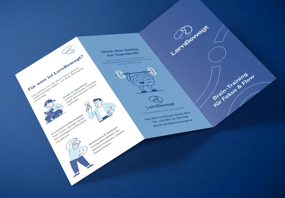 Ein Werbefolder im Corporate Design von LernBewegt liegt auf dunkelblauem Untergrund