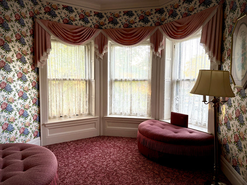 secondfloorsittingarea.jpg