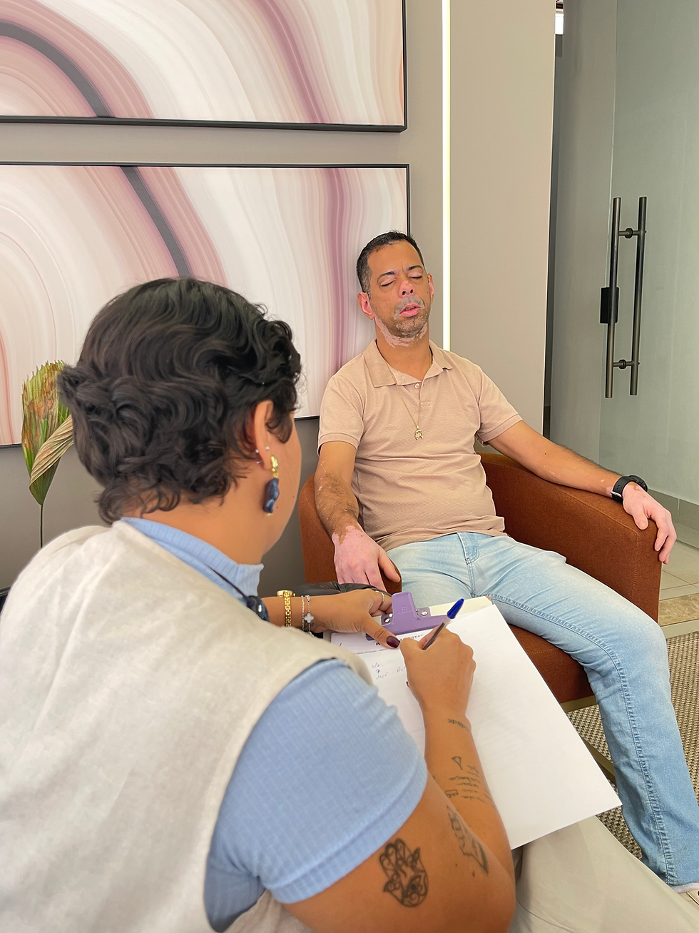 Sessão de Hipnoterapia feita ao vivo durante o módulo avançado prático da minha formação profisisonal em Hipnoterapia, na imagem temos a aluna e hipnoterapeuta Anny e como cliente o Hipnoterapeuta e Fisioterapeuta Leandro