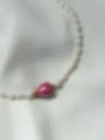 Χειροποίητο κολιέ Rosalie με φυσικές πέρλες γλυκού νερού, ροζ γυάλινη καρδιά και ανοξείδωτα μεταλλικά στοιχεία.