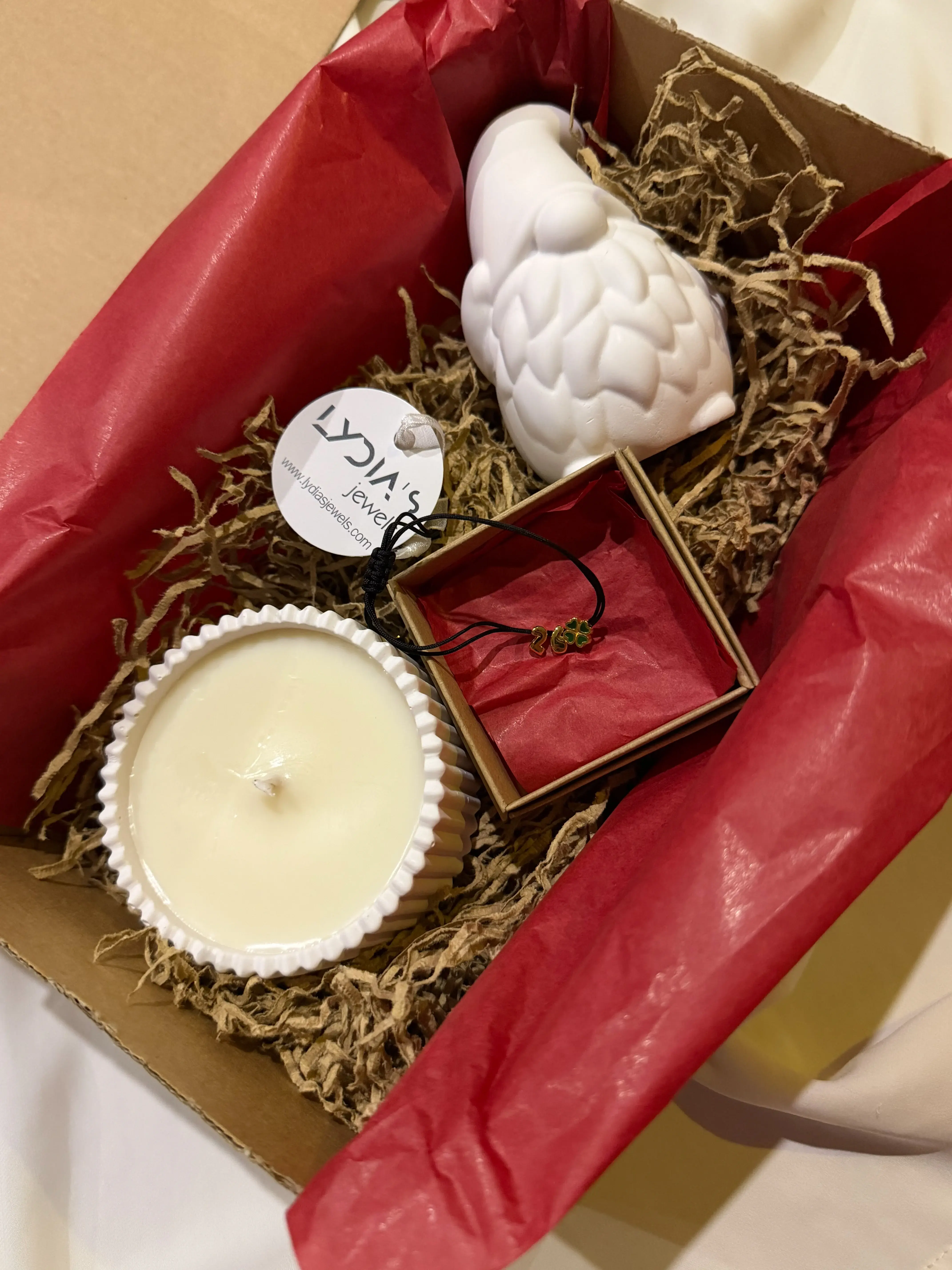 Xmas gift box με νάνο Άγιο Βασίλη, χειροποίητο κερί σόγιας με άρωμα μελομακάρονο και χειροποίητο γούρι 2026 – Lydia’s Jewels