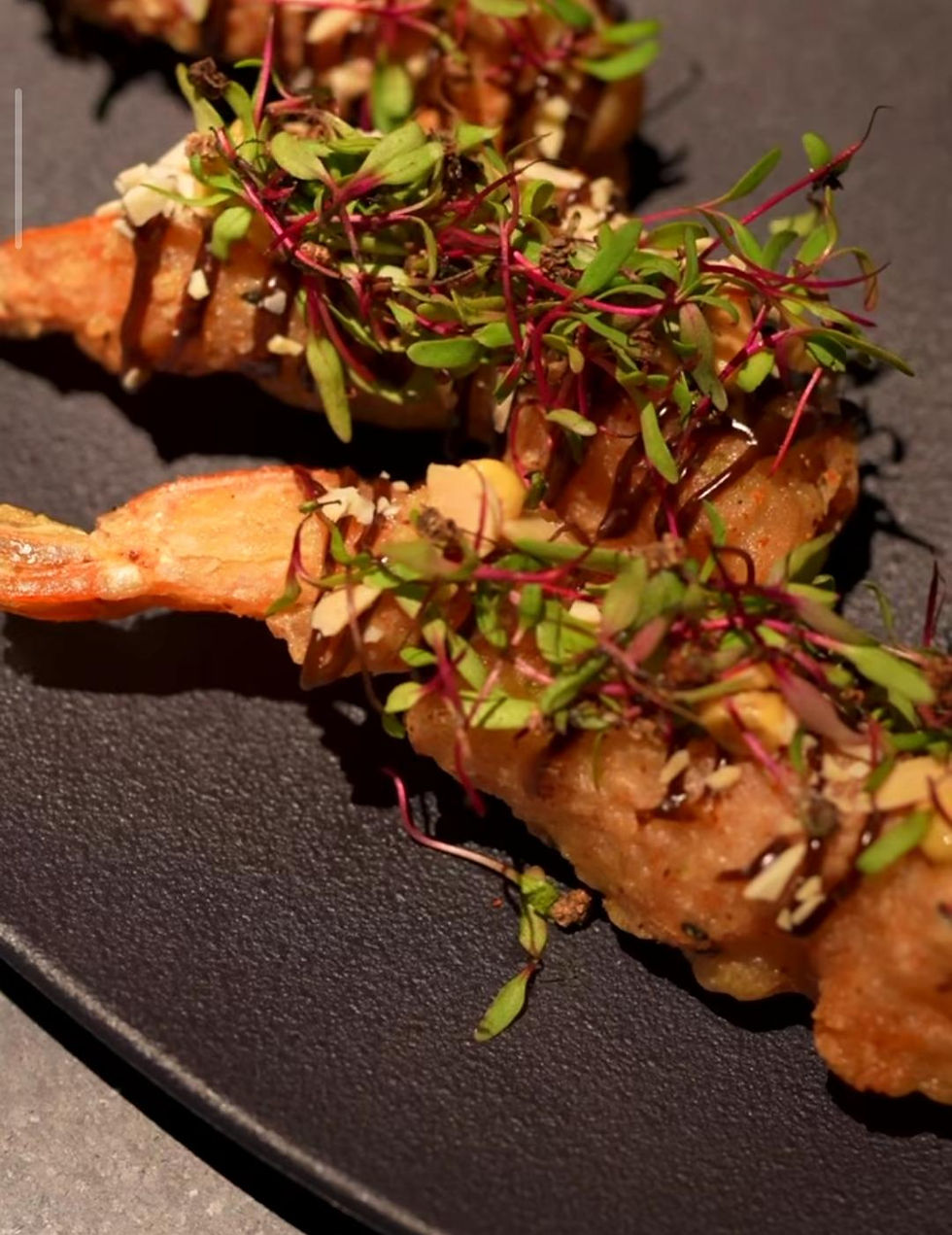 Food at 921 comes from NOE’s modern European and Mediterranean kitchen. Popular choices include Gnocchi and Poi, Mahi Mahi and Linguini, Mushroom and Oaxaca, truffle mushroom croquettes, and golden fried prawns. The dishes are sumptuous, well-executed, and pair nicely with cocktails. Their portions work well for sharing in a bar setting. The menu keeps things balanced so the food supports the drinks rather than overpowering them.