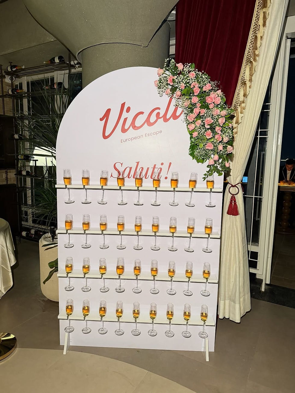 Vicoli’s drinks menu features signature cocktails and classic favourites with a twist. Popular picks include the Bramble, Basil Smash, South Side, Bloody Mary, Cosmopolitan, and Wake Me Up. The bartenders focus on clean flavours and smooth blends rather than overly sweet mixes. There’s also a selection of red, white and rosé wines. The rooftop setting makes the drinks feel even better, especially when paired with sunset light and easy conversations.