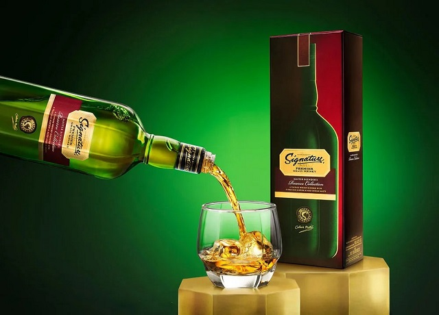 One of the best whiskeys, costing less than 1000 in India, is Signature Rare Aged whiskey, which is made by John Distilleries. A heady blend of well-aged malt and grain whiskeys, it was known for its deep aroma. This one was famed for its mellow yet complex flavor. Signature Rare Aged manages to give you a premium feel with notes of caramel, vanilla, and soft spices on the finish. It is ideal for those who would like a mid-priced whiskey with complex, balanced flavors. 