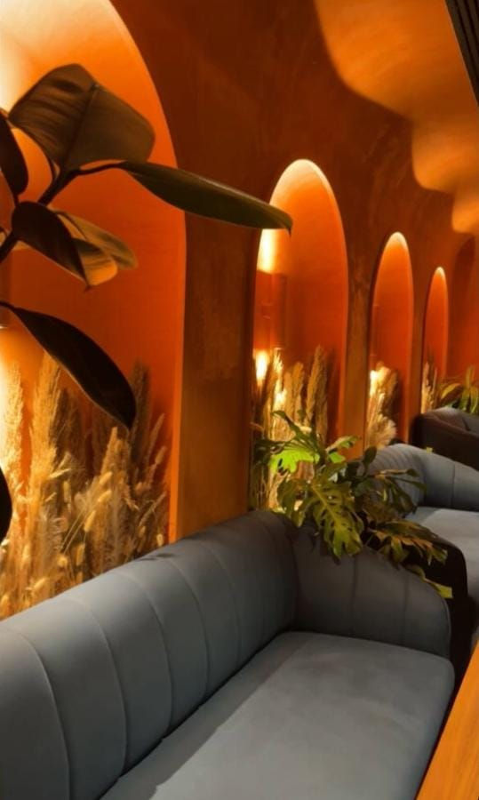 The design is spacious and electrifying. Instead of loud theatrics, the first impression depicts a sophisticated and intimate dining area with ideal lighting. The restaurant uses the existing aesthetic from Grand Hyatt Mumbai in terms of high-class and warm environment. This is a casual dining environment that will allow guests to talk at length and celebrate. The ambience brings out the soft golds, clean lines, and modernistic craft areas worthy of taste and sight for Solaire's fine dining experience.