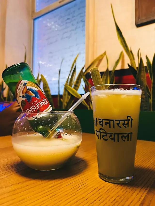 SOCIAL Connaught Place Price  Average Cost  Rs. 1600/- approx.    Timings  Monday-Sunday  11.00 AM – 1.00 AM    SOCIAL Bar Delhi Contact Number  +919818899294    SOCIAL Delhi Location  Plaza Mall, Block H, Connaught Place, New Delhi, Delhi 110001, Indi
