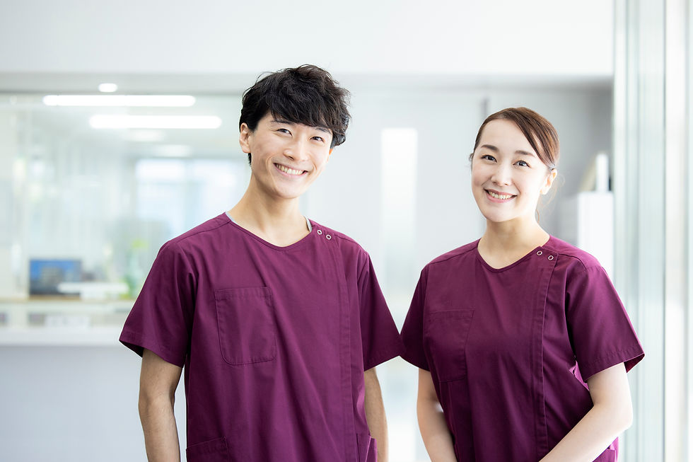 作業着を着ている笑顔の男女