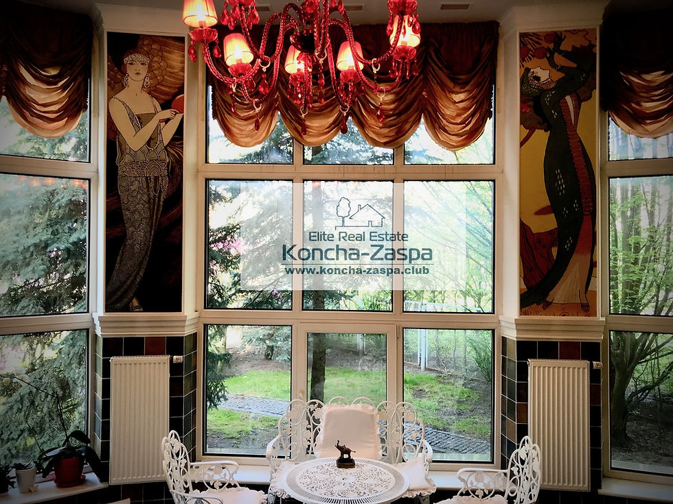 Thumbnail: CT - Golden Gate with access to the river