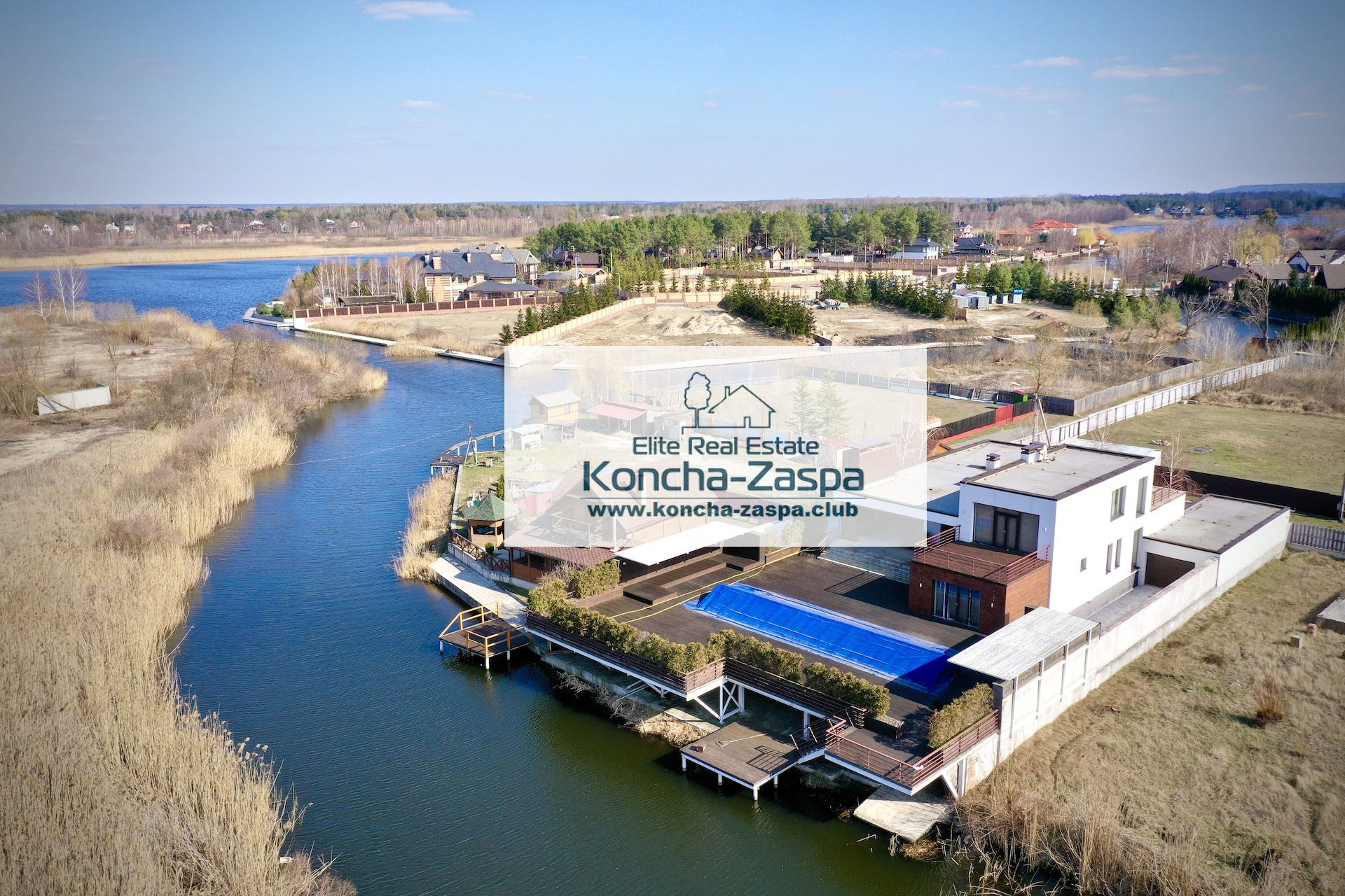 Koncha Zaspa Hi-tech with access to the water.