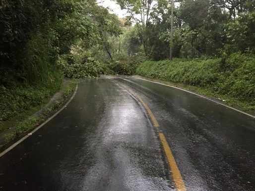 Provocado por las fuertes lluvias hay dezlave en la carretera de Huatusco a Coscomatepec