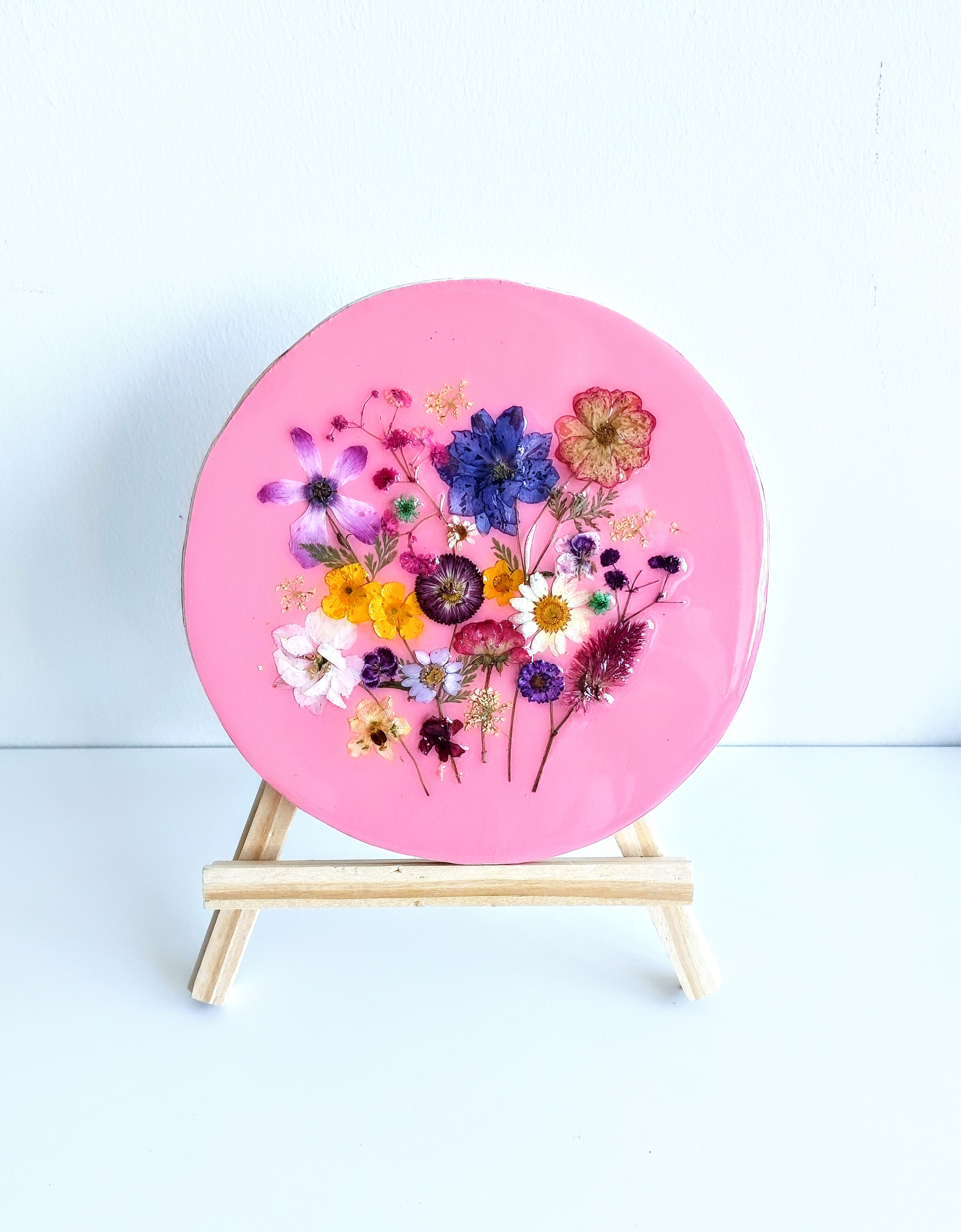 Echte bloemetjes op rond hout. Doorsnede 20 cm.