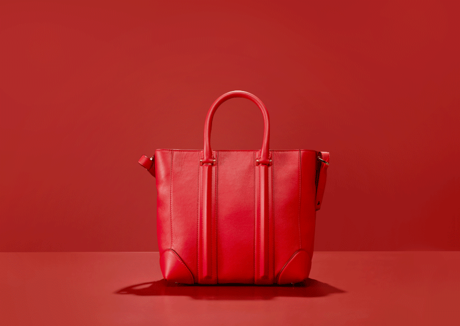 Gif mit roter Tasche vor buntem Hintergrund als Beispiel fuer Produktfotografie