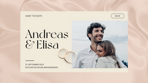 Hochzeitshomepage erstellen Paar umarmt sich lächelnd vor wolkigem Himmel. Text: "Save the Date, Andreas & Elisa, 22. September 2023. Hochzeitscheune, Brandenburg".