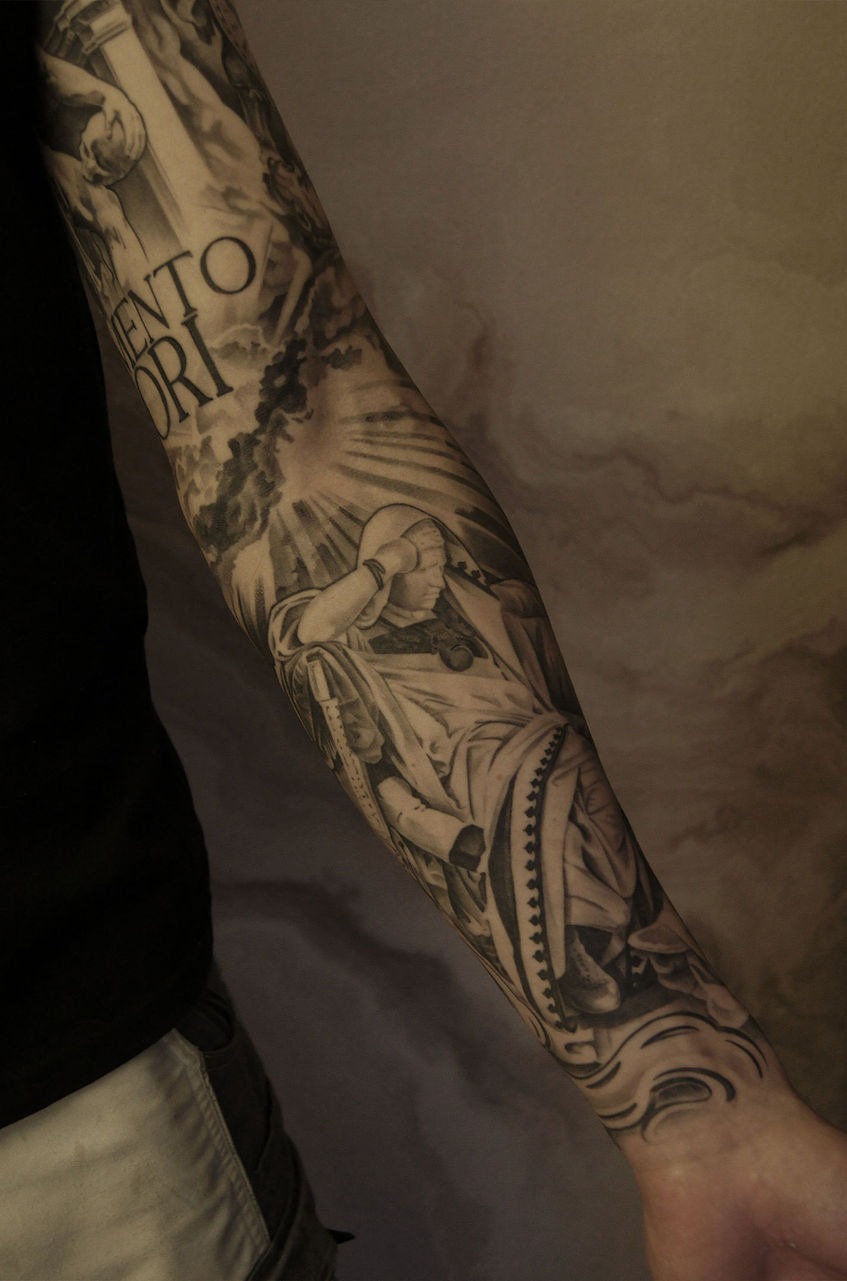 Full-Sleeve mit klassischem Architekturmotiv
Tattoo mit historischen Figuren, Bauten und Engel auf dem ganzen Arm. Realismus-Sleeve mit antikem Einfluss und feiner Schattierung