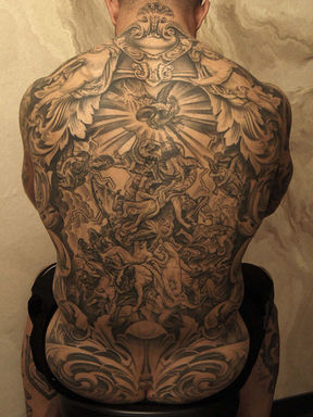 Rückentattoo in symmetrischem floralen Stil – ornamental und weich
Blackwork Rückendesign mit floralen Mustern in 3D-Optik