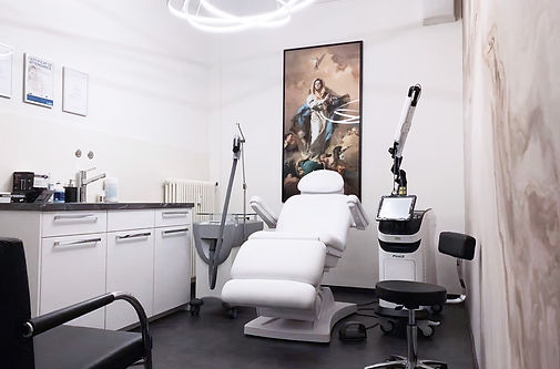 Moderner Behandlungsraum bei Etink Studios in Basel mit Pico-Laser – präzise Tattooentfernung in professioneller, hygienische