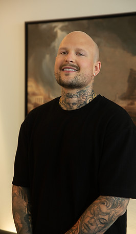 Tattoo Artist Jonas bei Etink Studios in Basel – spezialisiert auf kreative Tattoo-Designs, individuelle Kunstw