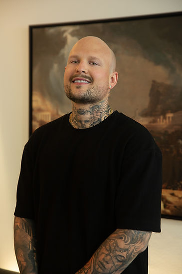 Tattoo Artist Jonas bei Etink Studios in Basel – spezialisiert auf kreative Tattoo-Designs, individuelle Kunstw