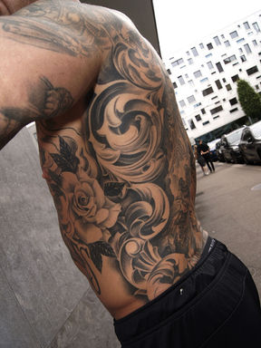 Seitliches Full-Sleeve-Tattoo mit Rosen und abstrakten Formen
Tattoo-Mix aus floraler Schönheit und organischer Struktur
