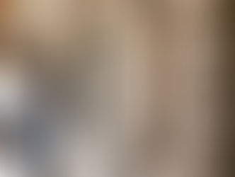 Chantier en cours : décoffrage du mur en pisé à Martigné-Ferchaud