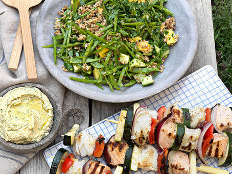 Grillade fiskspett med grynsallad och bönkräm