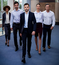 Imagen representativa del liderazgo en las organizaciones: personas líderes trabajando en equipo, impulsando la motivación y la efectividad.