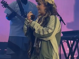 Lola Young’s On-Stage Collapse: The Harsh Reality Behind the Glamour of Fame