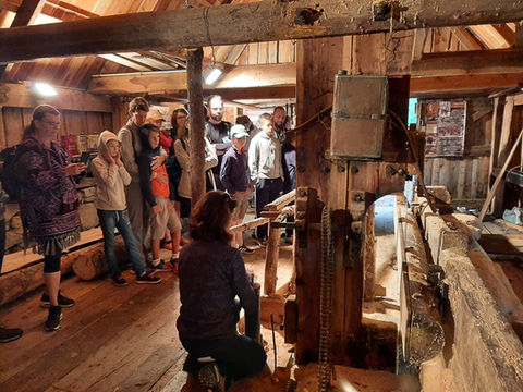 visiteurs dans la Scierie hydraulique de méolans-revel