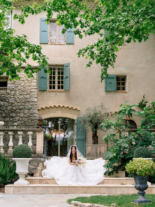 Mariée devant la terrasse du mas
