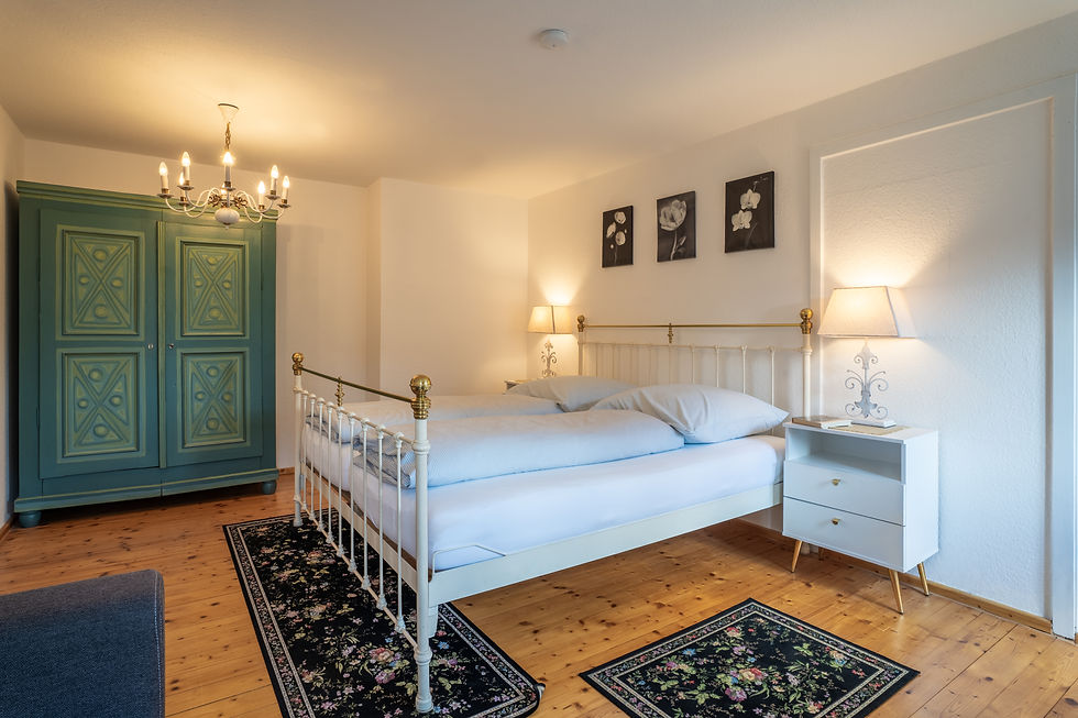 Schlafzimmer mit Doppelbett OG