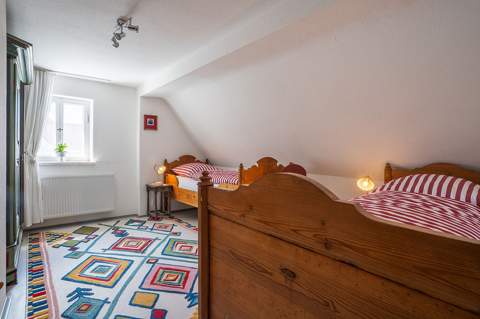 Schlafzimmer mit zwei Einzelbetten
