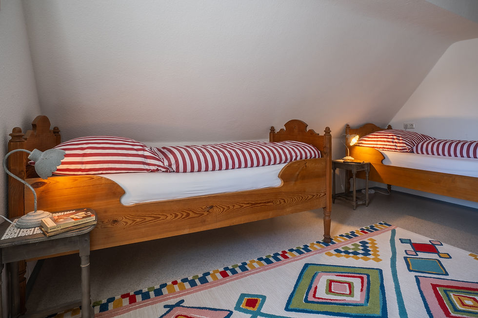 Schlafzimmer mit zwei Einzelbetten