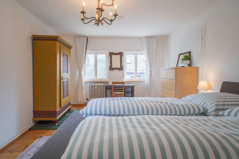 Schlafzimmer mit Doppelbett