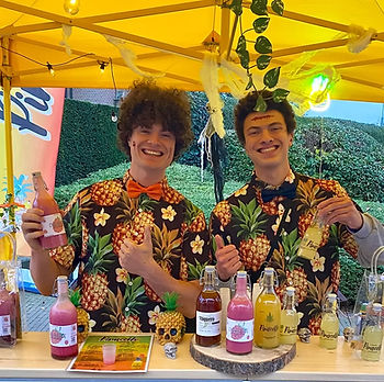 Pinacello stand op markt met ambachtelijke cocktails en likeuren