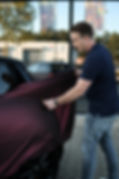 Illustratie Auto Wrappen Den Bosch: Car Wrapping door een medewerker van Eviate Wraps. De medewerker brengt matte bordeaux-rode vinyl wrap aan - illustratie van car wrap dienst