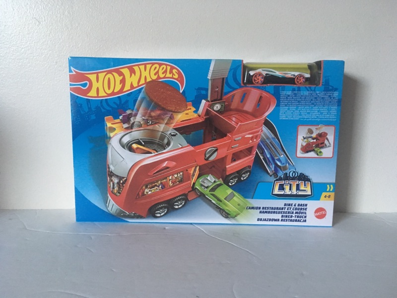 Hot Wheels Dine & Dash Set #FJN39 UPC #887961539097
