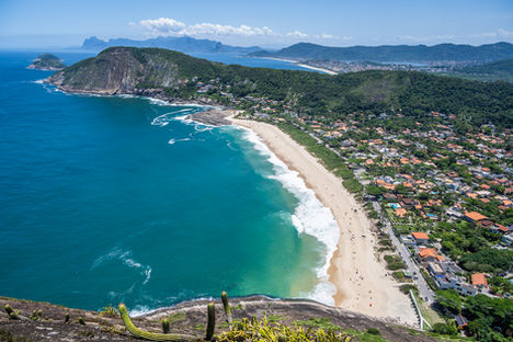 Fotografia com o mar turquesa em dia de águas claras e calmas na Praia de Itacoatiara, em Niterói.  Foto feita de cima do Costão de Itacoatiara. Fotografia de paisagem.