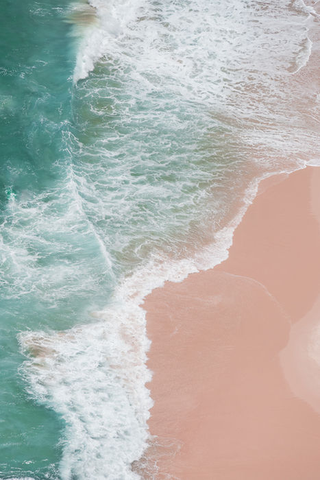 Fotografia com o mar turquesa em dia de águas claras e calmas na Praia de Itacoatiara, em Niterói.  Foto feita de cima do Costão de Itacoatiara. Fotografia de paisagem.
