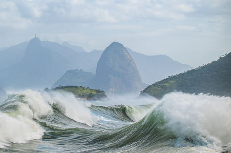 Em Niterói, o mar em movimento e o Pão de Açucar de fundo. Fotografia de paisagem.