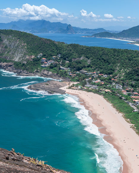 Fotografia com o mar turquesa em dia de águas claras e calmas na Praia de Itacoatiara, em Niterói.  Foto feita de cima do Costão de Itacoatiara. Fotografia de paisagem.