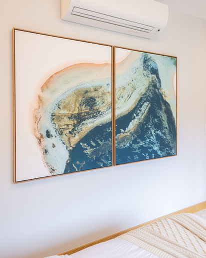 Esse é um quadro dos Lençóis Maranhenses; essencialmente um quadro de natureza com tons turquesa e azul; tendo elementos de areia e de água, com as lagoas e piscinas naturais do Maranhão; é um quadro em canvas com moldura em madeira e díptico, sendo uma imagem partida em duas fotos.