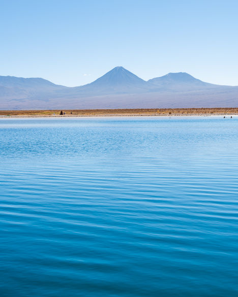 vulcões andinos refletidos em lagoa do atacama fotografia de paisagem