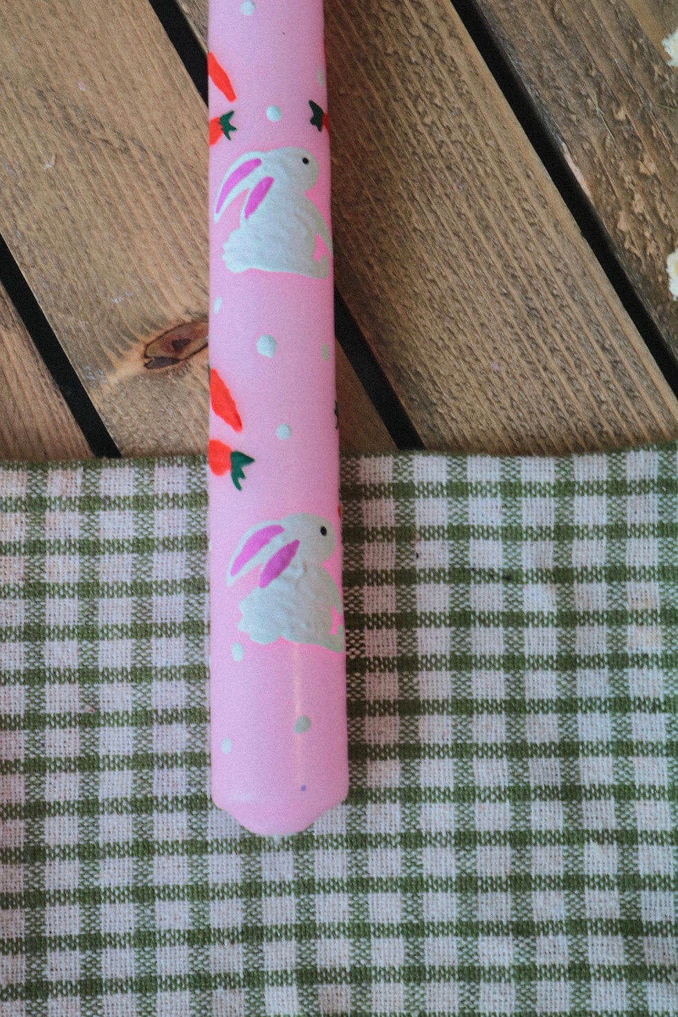 Küçük resim: El Boyaması Tavşan ve Havuç Desenli Tekli Pembe Şamdan Mum