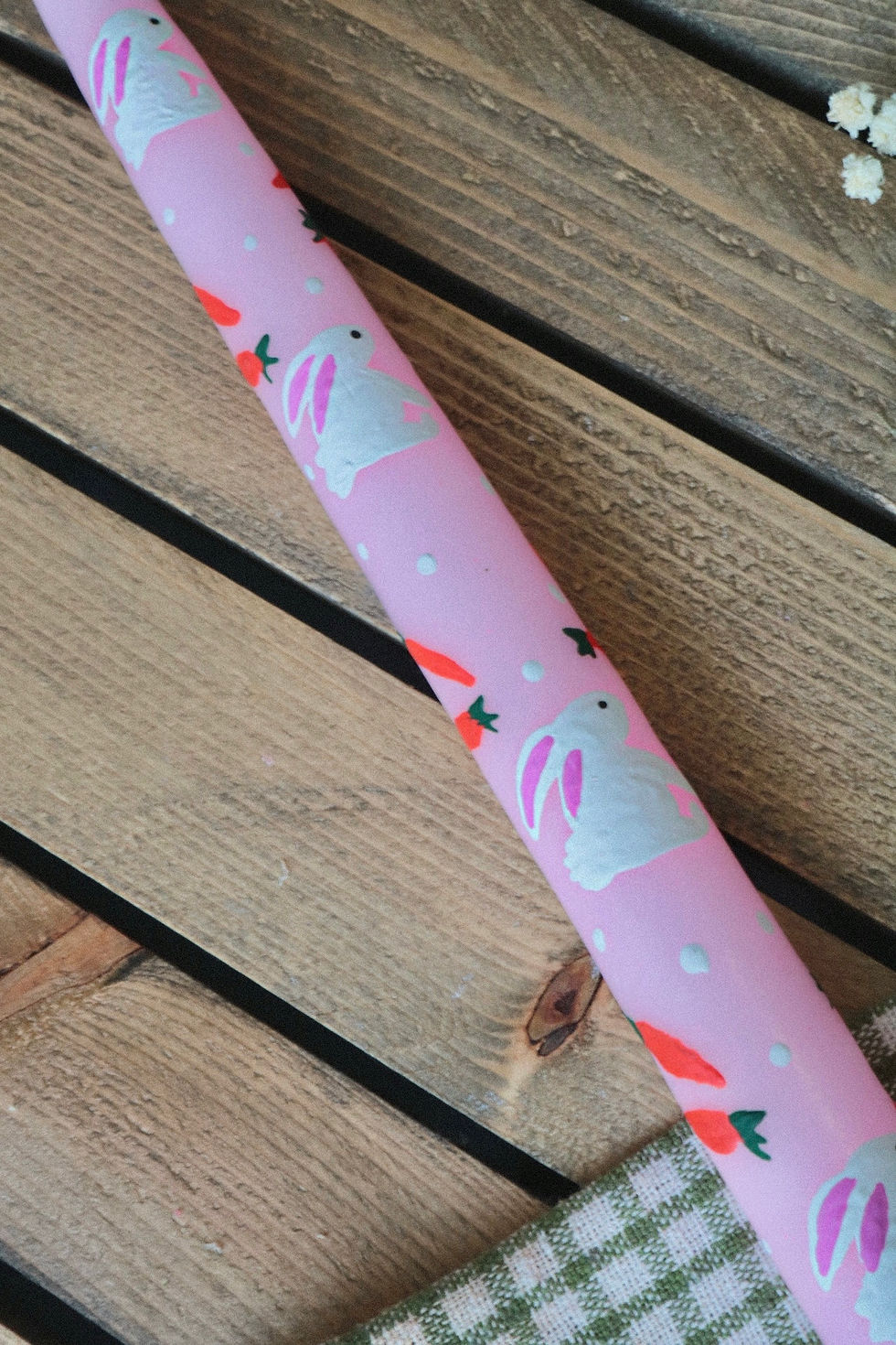 Küçük resim: El Boyaması Tavşan ve Havuç Desenli Tekli Pembe Şamdan Mum