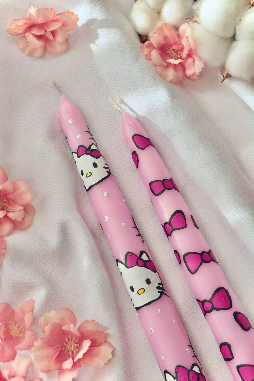 Küçük resim: %100 El Yapımı Hello Kitty / Kurdele Desenli / Hediyelik 2Li Şamdan Mum Seti