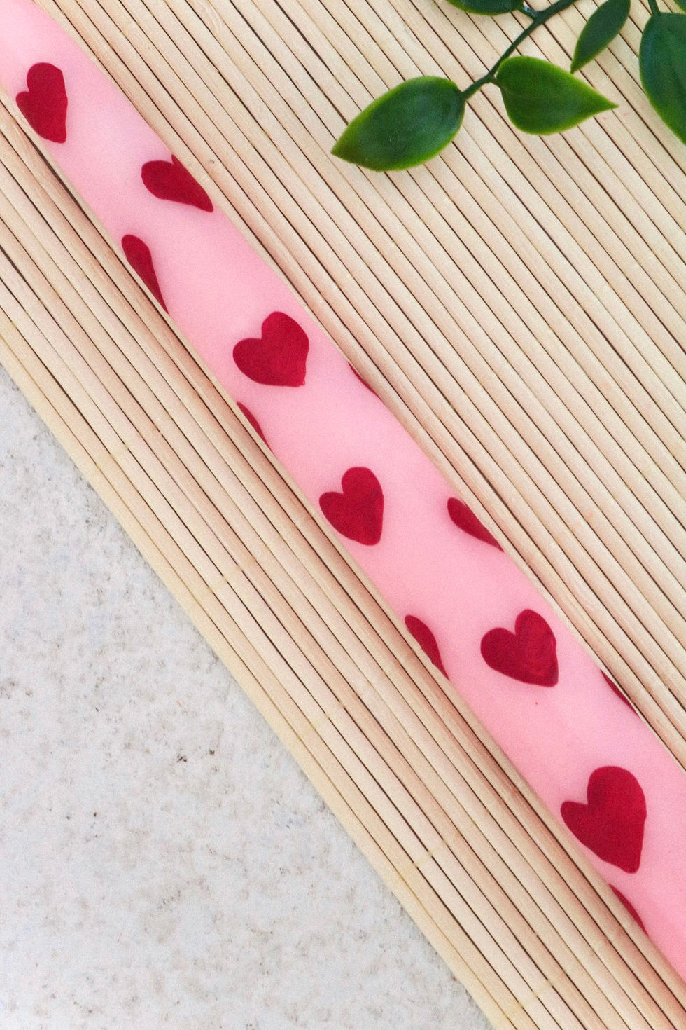 Küçük resim: El Boyaması Kırmızı Kalp Desenli Tekli Şamdan Mum - Pembe