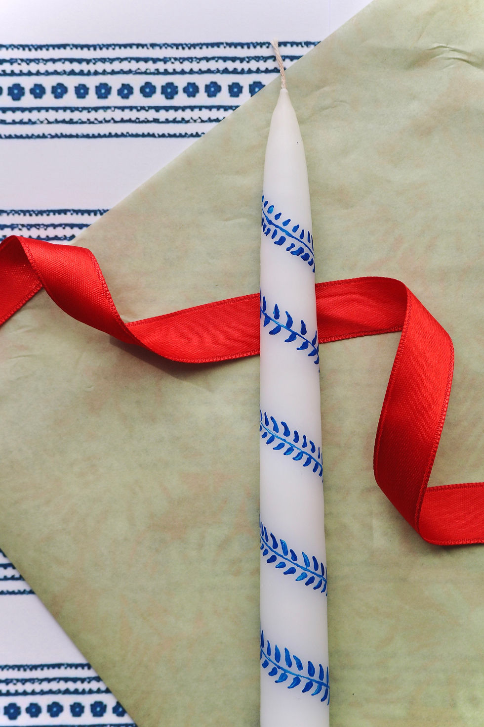 Küçük resim: %100 El Yapımı Lacivert Çiçek&Yaprak Desenli Tekli Şamdan Mum