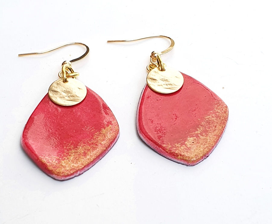 עגילים תלויים אדומים עבודת יד