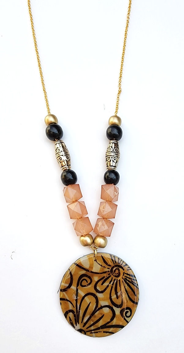 שרשרת חרוזים עם תליון חום דבש עגול